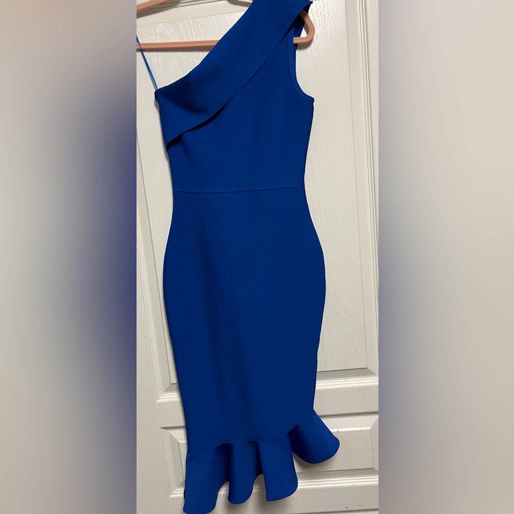 Classy royal blue one-shoulder body-con dress!